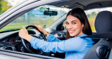 étudiante conduisant une voiture