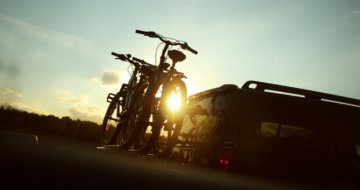 Voiture avec porte-vélo, soleil couchant