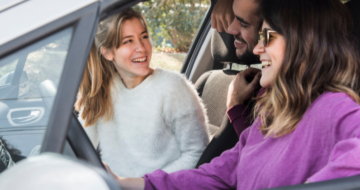 Jeune conducteur avec ses amis dans sa voiture