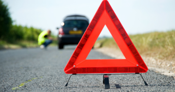 Le triangle de signalisation et le gilet jaune sont des équipements auto indispensables