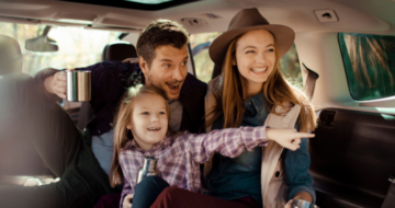 Famille dans une voiture à l'arrêt