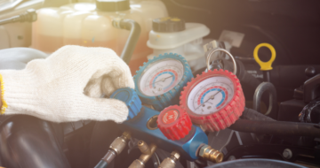 Opération de recharge en gaz de la climatisation voiture