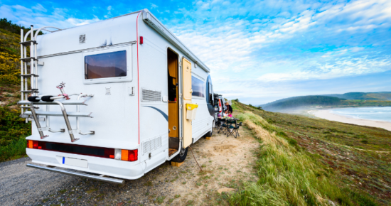 Camping-car au bord de la mer en pleine nature